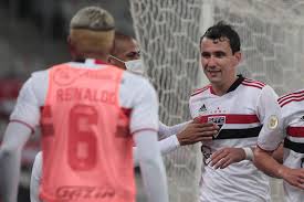 São paulo is a municipality in the southeast region of brazil. Pablo Marca Duas Vezes Contra Ex Clube E Tira Sao Paulo Da Zona De Rebaixamento 07 08 2021 Esporte Folha