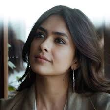 VJPaaru fans, konjam sense irundhaa nallaa irukkum. Just to justify the  chap act done by these two rogues, 🤬 Sandra-oda mokka old bb videos-a drag  pandrathu is so cheap.... Show-la enna nadandhuchu