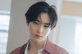 Born on may 22, 1991, suho was scouted on the street and became a trainee with an entertainment agency at the age of 16. Exo S Suho Shines In New Photo From Military Training Center Soompi
