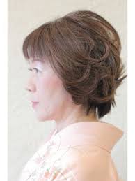 ショート 色留袖のヘアスタイル ヘアアレンジ 髪型一覧 200万点以上の写真から 大人かわいい など注目スタイル別に髪型 を紹介しています フロント サイド バックの写真からあなたにピッタリの髪型が見つかります 10代 20代 30代 40代におすすめです 髪の長