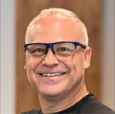 Do pickleball players struggle to remember scores and servers?