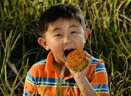 Trẻ nhỏ thích bánh Trung thu nhưng để bé ăn an toàn, bố mẹ cần đặc biệt lưu  ý những điều dưới đây