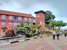 Bangunan bersejarah di kedah, perlis dan terengganu. Pokok Usia 127 Tahun Di Bangunan Merah Tumbang Kosmo Digital