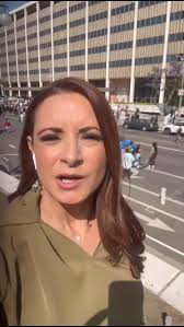 Una multitud de personas protestan frente el edificio federal en el centro  de Los Ángeles. #Telemundo52