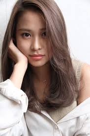 aラインシルエットに透け感たっぷりのブラウンベージュが好相性のロングヘアです これぐらいサラッと仕上げるのも雰囲気があっていいですね long hair styles hair beauty hair