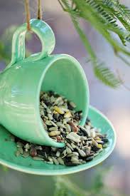 Mangeoire Pour Oiseaux 60 Modeles Et Idees Diy Mangeoire Oiseau Nourriture Oiseaux Et Mangeoire