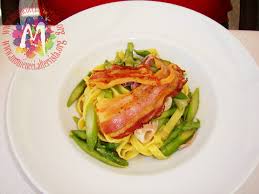 Tagliatelle con asparagi e pancetta. Tagliatelle Fresche All Uovo Con Calamari Asparagi E Pancetta Monicucci Chef