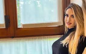 Giorgia rossi è una telegiornalista sportiva, nota grazie a programmi come pressing e tiki taka; Giorgia Rossi Incantevole Anche A Casa Outfit Attillatissimo Foto