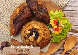 Sekilas memang terlihat seperti nasi goreng, tapi rasanya sangat jauh berbeda. 3 Resep Nasi Kebuli Sederhana Lezat Dan Mudah Dibuat