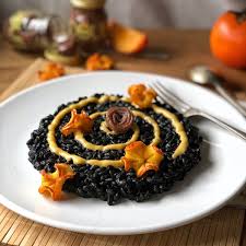 Prepariamo a parte un battuto di aglio, peperoni e. Orzotto Al Nero Di Seppia Con Cachi E Alici La Luna Sul Cucchiaio