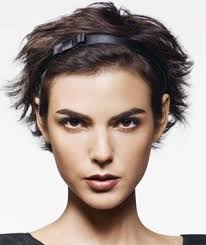 Il suffit de mettre une noisette de gel les bandeaux sont parfaits pour créer un style décontracté et élégant. Simple Everyday Hairstyles Growing Out Short Hair Styles Chin Length Hair Short Hair Styles