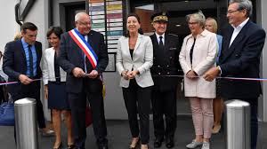 Ajouter ce pro aux favoris. Une Ministre De La Sante Seduite Par La Maison Medicale De L Alloeu