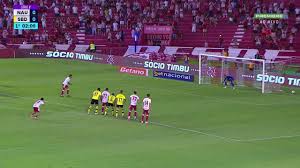 As 2 min do 1º tempo, Alex Alves defende o pênalti de Vinícius