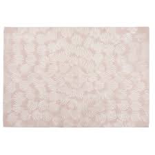 Le processus de fabrication d'un tapis en laine est long et laborieux, mais le résultat est souvent époustouflant ! Tapis Tufte En Laine Rose Imprime Ecru 140x200 Kaleido Maisons Du Monde