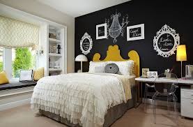 Whether you're using slats to form a tropical rainforest, oscillating colors to create a pastel rainbow or using rough stone materials to convey the aura of the ancients, there's an accent wall to fit every sleeping space's needs. Dark And Dramatic Give Your Bedroom A Glam Makeover With Black Accent Wall Decorpion