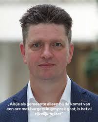 Doodsbedreigingen, vuurwerkbommen en escalerende raadsvergaderingen. In  steeds meer gemeentes zijn felle protesten tegen de komst van azc’s. Hoe  balanceer je als bestuur tussen boze burgers en ...