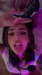 SENDING PICSS TO EVERYONE WHO LIKES THIS POST (I will actually do it but be  patient 😙)