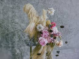 Find a wide range of wedding flowers and florists, ideas and pictures of the perfect wedding flowers at easy weddings. New Trend Hand Painted Wedding Bouquets Viva