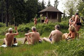 Nackt im Urlaub: FKK in Deutschland erlebt ein Revival - WELT