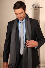 Garde bien la cravate plaqué contre la chemise, mais la tient moins bien en place.pour qu'elle reste droite, faite la reposer sur un des boutons de la chemise. Costume Homme Gris Fonce Chemise Noir Costumes Ideas