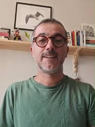 “Las Charlas, son una provocación para los y las asistentes, ya que buscan  resignificar el rol del error y el fracaso en la vida cotidiana, trabajo y  estudios. Compartiendo anécdotas y abundante ...