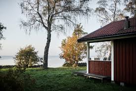 Jouw vakantiehuisje in zweden is omgeven door de mooiste natuur de meren van zweden. Dit Prachtige Huisje In De Natuur Van Zweden Staat Nu Te Koop Bedrock