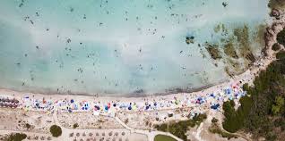 Weißer sand, der einen fast blendet, seichtes und azurblaues meer, gepflegte gartenanlagen und ein großer pinienhain: Die 9 Schonsten Strande Auf Sardinien