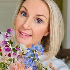 Anyone got pics of hot pink bridesmaid dresses with a rustic theme at the  reception? I know light pink works but I also love hot pink!