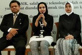 Laser sangat bermanfaat dalam terapi glaukoma karena prosedurnya yang sederhana, aman dan relative tidak invasive. Penderita Refraksi Mata Bisa Cicil Biaya Operasi Laser Sampai 5 Tahun Lifestyle Bisnis Com