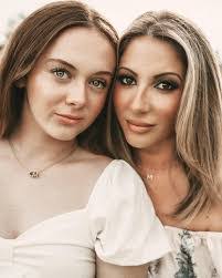 Amanda Monahan's Instagram, Twitter & Facebook