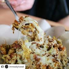 Ayam geprek mozzarella adalah sajian yang unik baik secara visual maupun rasa. Pilihan Ayam Geprek Dengan Keju Mozzarella Yang Enak