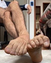 latinfeetasckmaster shows off his hairy legs and bare soles and toes - Male  Feet Blog