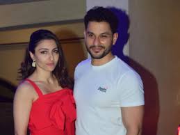 The party (which could very well be khan's last celebration before her delivery). Photos Karisma Kapoor Soha Ali Khan Kunal Kemmu Others Arrive At Kareena Kapoor Khan S Christmas Party Pinkvilla