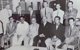 COLEGIO DE ARQUITECTOS DE GUAYAQUIL : Formación del primer gremio  profesional. De izq.a der, sentados : Roberto Bejar Suéscum, Rafael Rivas  Nevárez, Juan Orus Madinyá Guillermo Cubillo Renella, Alamiro González  Valdebenito, Rafael