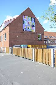 1 på færøerne og 14 i danmark. Ein Kunstwerk Mit Portraits Vom Danischen Dichter Hans Christian Andersen Am Giebel Von Jes Kruse Skolen Die Danische Schule In Staedte Fotos De