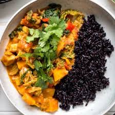 Susskartoffel Eintopf Mit Erdnuss Kokos Tofu Rezept Elle Republic Rezept In 2020 Susskartoffel Eintopf Vegetarische Kuche Tofu