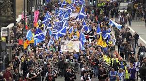 Descarga la app y descubre todo lo que puedes hacer. Decenas De Miles De Personas Marchan En Escocia A Favor De Su Independencia