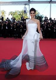 Sonam Kapoor Evening Dress Sonam Kapoor Evening Dress Lookbook Stylebistro For the second appearance sonam wore a beautiful sleeveless gown from vera wang styled by rhea kapoor and deep kailey. stylebistro