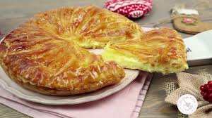 Gâteaux des rois, galette sèche ou galette fourrée à la frangipane, à vous de choisir la recette de votre galette ! Galette Des Rois Dolce Dell Epifania Ricetta Ho Voglia Di Dolce Youtube