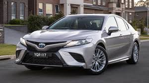 The low door line and the big windows make for a car that looks open. 2018 Toyota Camry Sl Hybrid Australian Spec Youtube