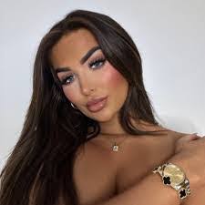 Janine Jeffries's Instagram, Twitter & Facebook