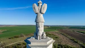 De la casa de bilete până la monument se merge vreo 100 de metri pe o alee strajuită de copaci. Complexul Muzeal De La Adamclisi Din ConstanÈa Planiada