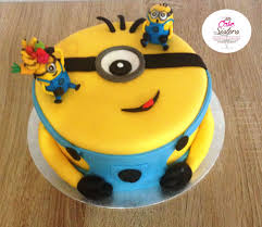 Gateau Minion Pate A Sucre Figurine Minion Pate A Sucre Gumpaste Minion Gateau Minion Cake Design Gateau
