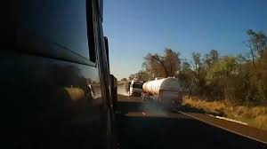 Caminhão-tanque explode após carro invadir a contramão e provocar colisão; veja o vídeo