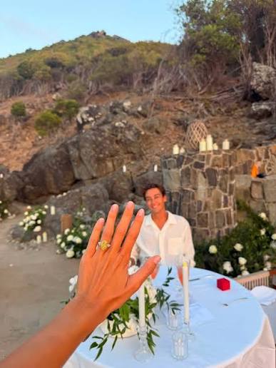 GeorgeRussell and #CarmenMundt get engaged 💍✨