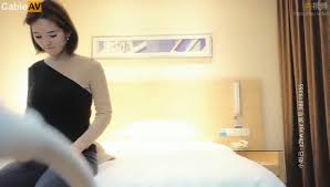 素人打野老嫖】深夜約戰社交平台勾搭的良家小少婦，清純大胸外表看起來挺害羞，偷情比探花更有觀感，曼妙身材後入啪啪好激情-