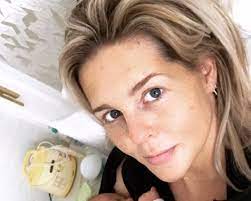 Chantal janzen on point with that french this is chantal janzen, probably the most famous woman in the netherlands. Chantal Janzen Deelt Eerlijke Gezinsfoto Van Quarantaine Met Kleine James En Bobby