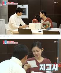 우효광은 차를 탄 후 여자를 무릎 위에 앉혔고 여자는 우효광 무릎 위에서 휴대폰을 봤다. Jwlrzu1lks6jom