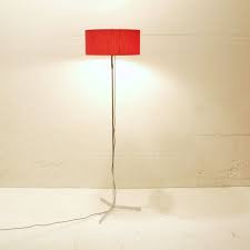 3 Fuss Stehlampe Mit Rotem Schirm Mobel Zurich Vintagemobel