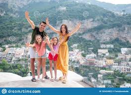 Demandez conseil à la communauté. Famille Des Vacances Sur La Cote D Amalfi En Italie Photo Stock Image Du Femmes Espace 152424822
